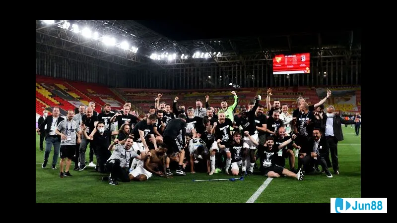 Cầu thủ Goztepe tấn công mạnh mẽ trước hàng phòng ngự của Besiktas Cầu thủ Goztepe tấn công mạnh mẽ trước hàng phòng ngự của Besiktas