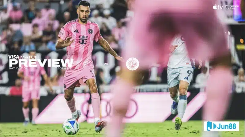Cầu thủ của Inter Miami vượt qua cầu thủ New England trong một pha tấn công Cầu thủ của Inter Miami vượt qua cầu thủ New England trong một pha tấn công