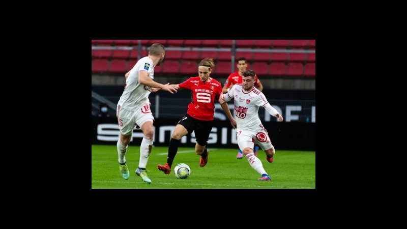 Cầu thủ Rennes đang kiến tạo cơ hội ghi bàn trước hàng phòng ngự của Brest Cầu thủ Rennes đang kiến tạo cơ hội ghi bàn trước hàng phòng ngự của Brest