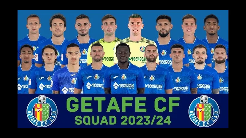 Cầu thủ Alaves và Getafe tranh chấp quả bóng trên sân cỏ Cầu thủ Alaves và Getafe tranh chấp quả bóng trên sân cỏ
