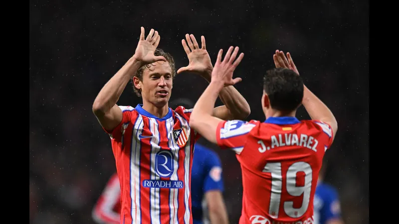 Cầu thủ của Atletico Madrid và Barcelona đấu tranh gay gắt trên sân