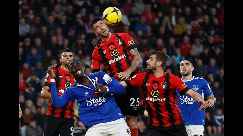 Cầu thủ của Everton và Bournemouth tranh chấp trên sân cỏ Cầu thủ của Everton và Bournemouth tranh chấp trên sân cỏ