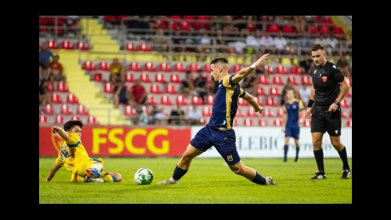 Cầu thủ của Internacional và FK Podgorica tranh chấp bóng trên sân Cầu thủ của Internacional và FK Podgorica tranh chấp bóng trên sân
